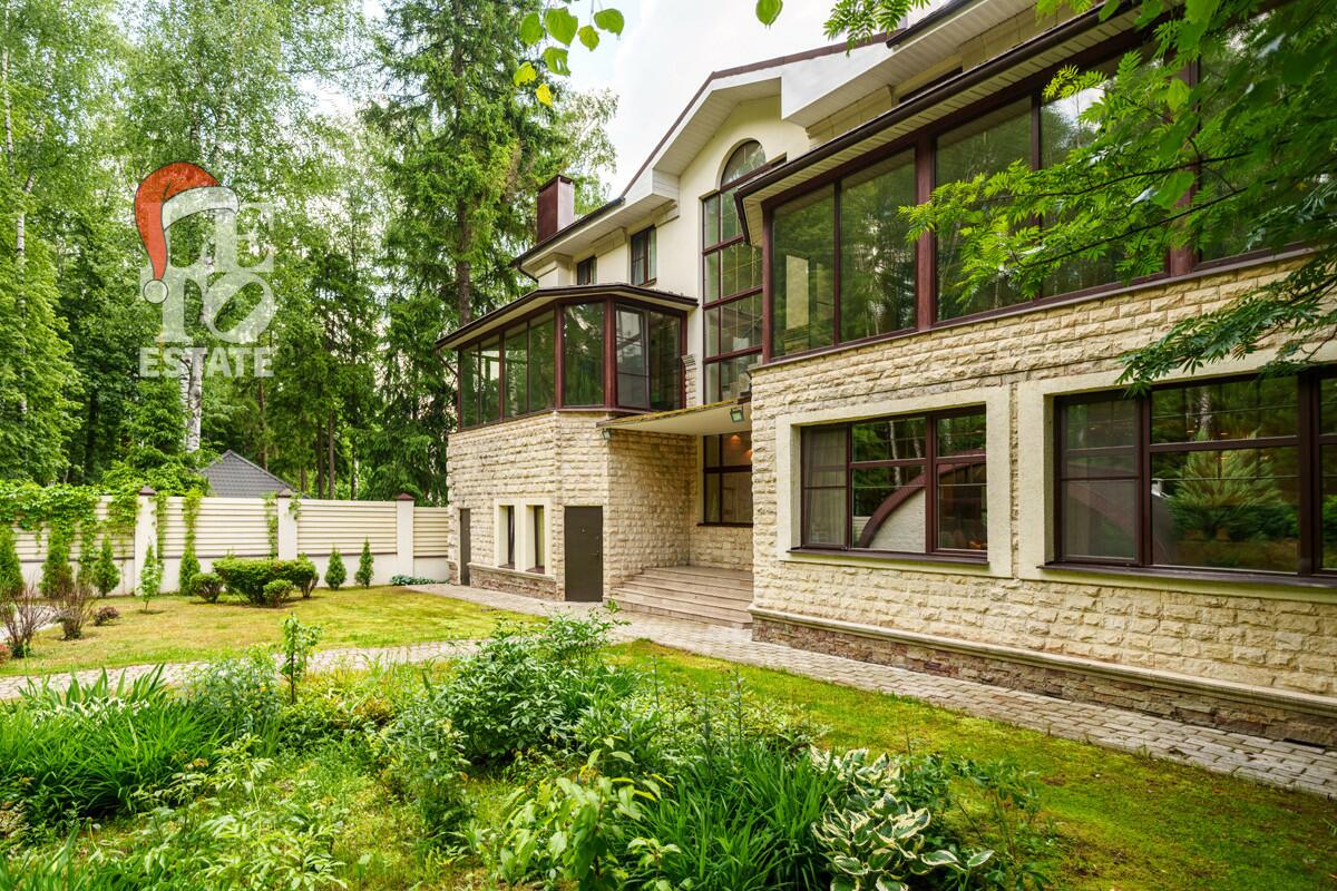 3-этажный коттедж 640 м² с отделкой