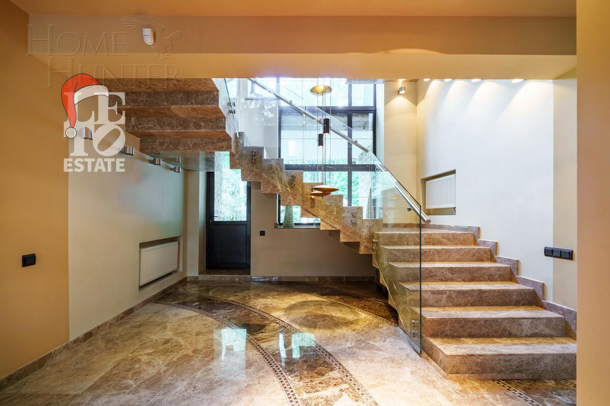 3-этажный коттедж 640 м² с отделкой