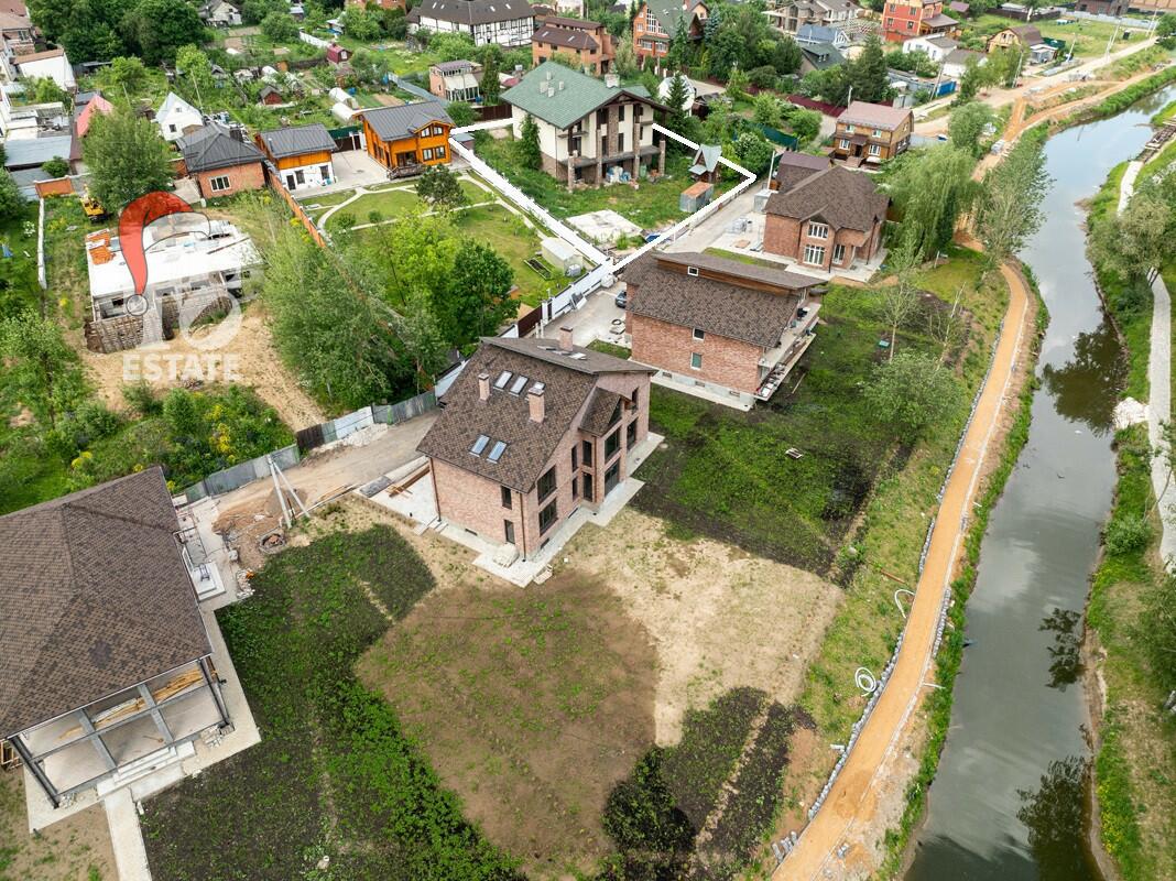 3-этажный коттедж 690 м² без отделки