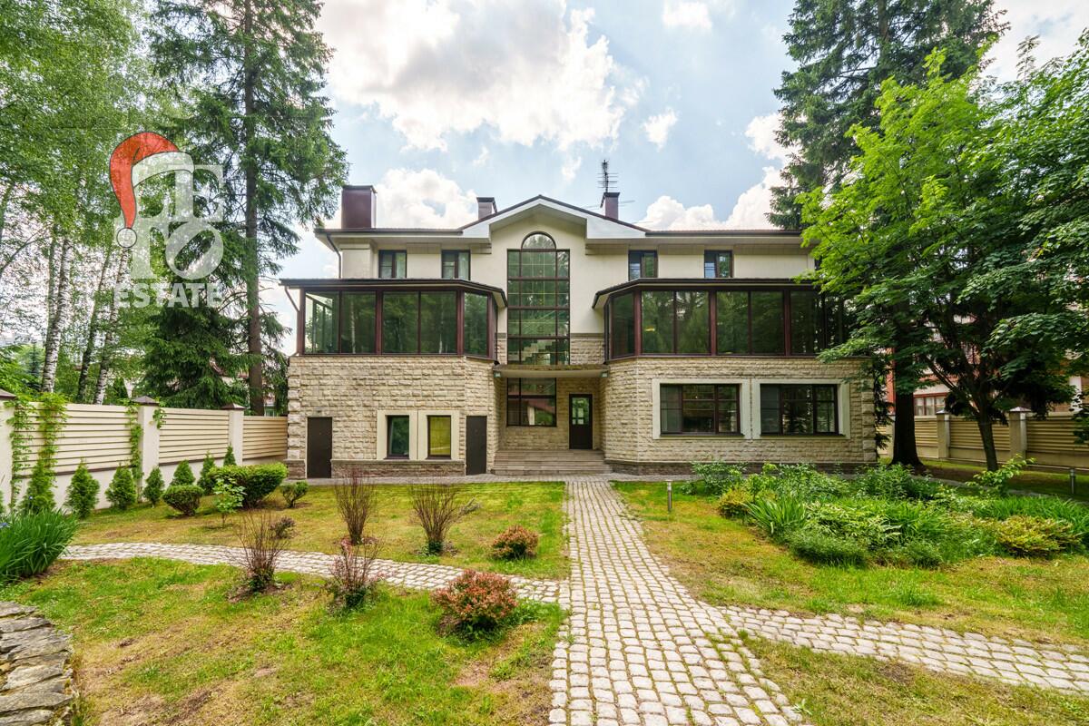 3-этажный коттедж 640 м² с отделкой