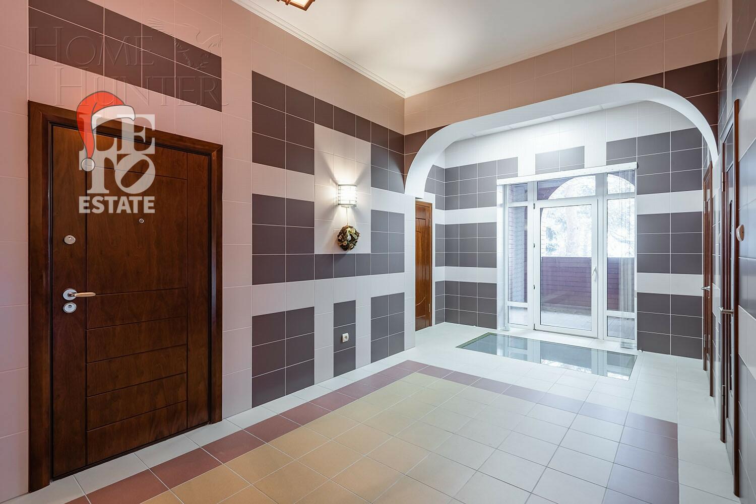 3-этажный коттедж 1 319 м² с отделкой