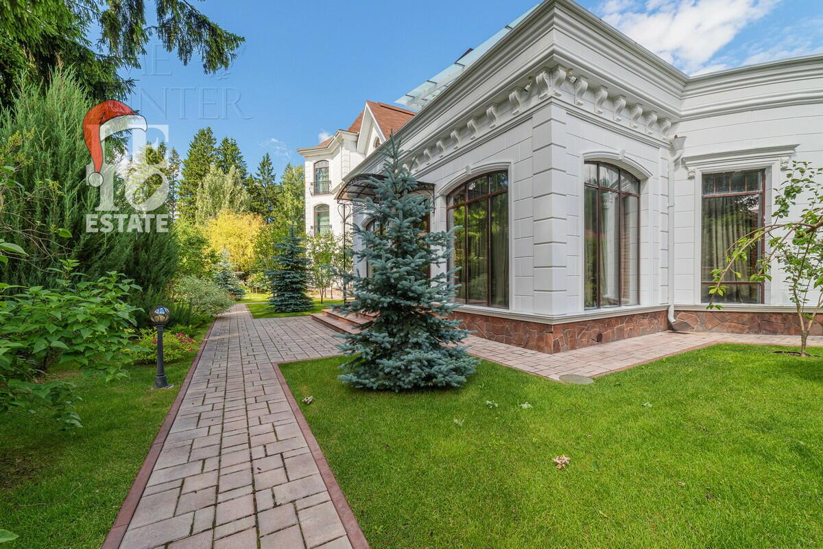 3-этажный коттедж 1 200 м² с отделкой