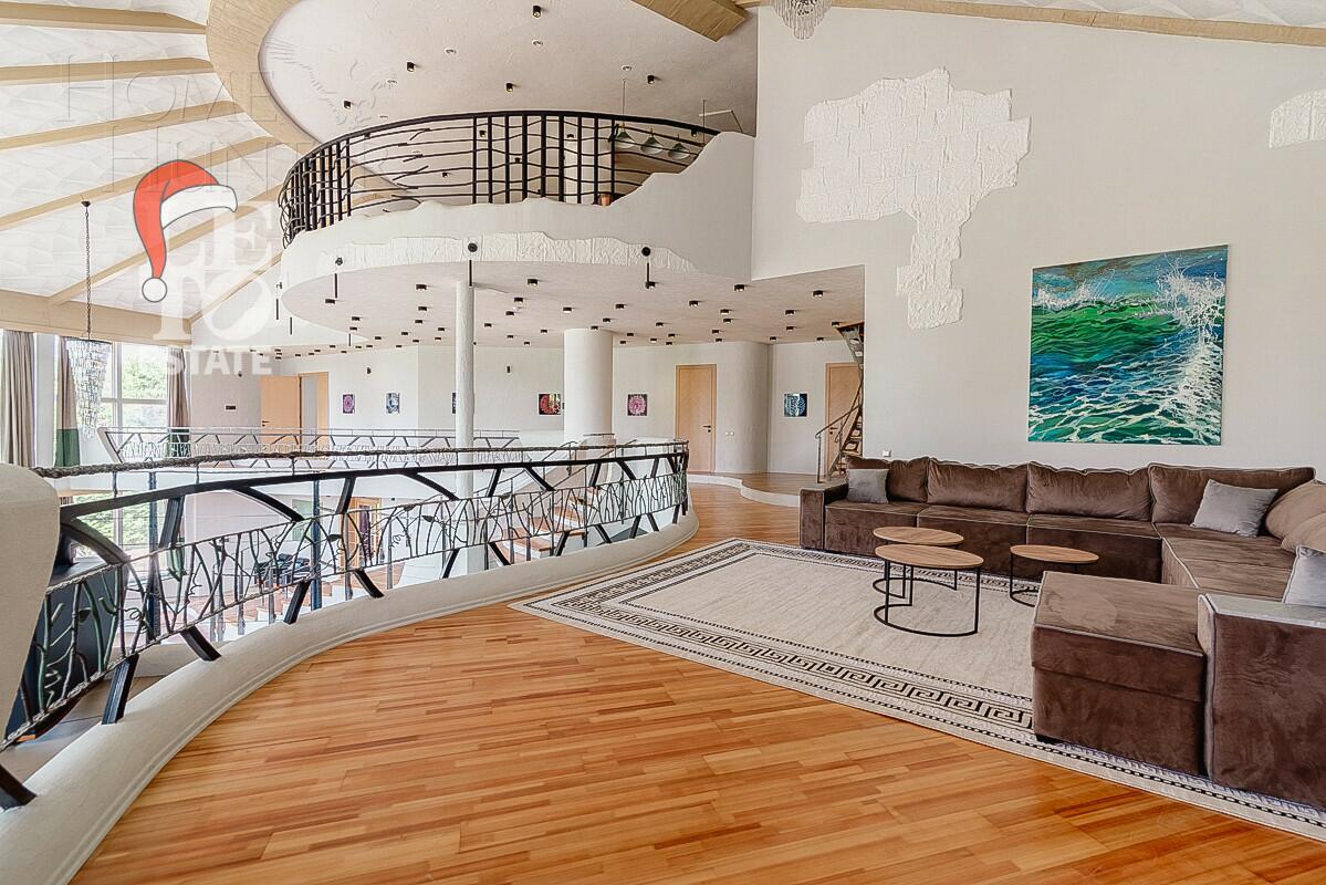 3-этажный коттедж 1 241 м² с отделкой