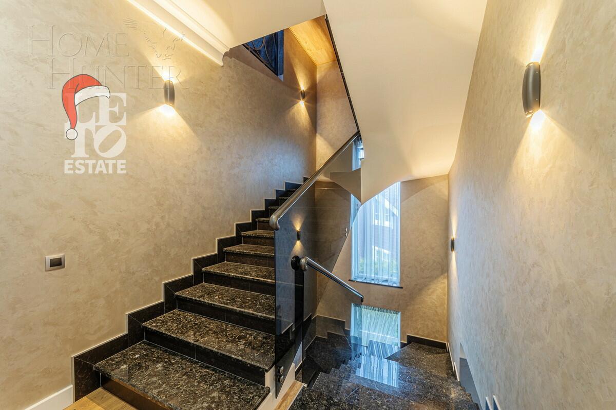 3-этажный коттедж 350 м² с отделкой