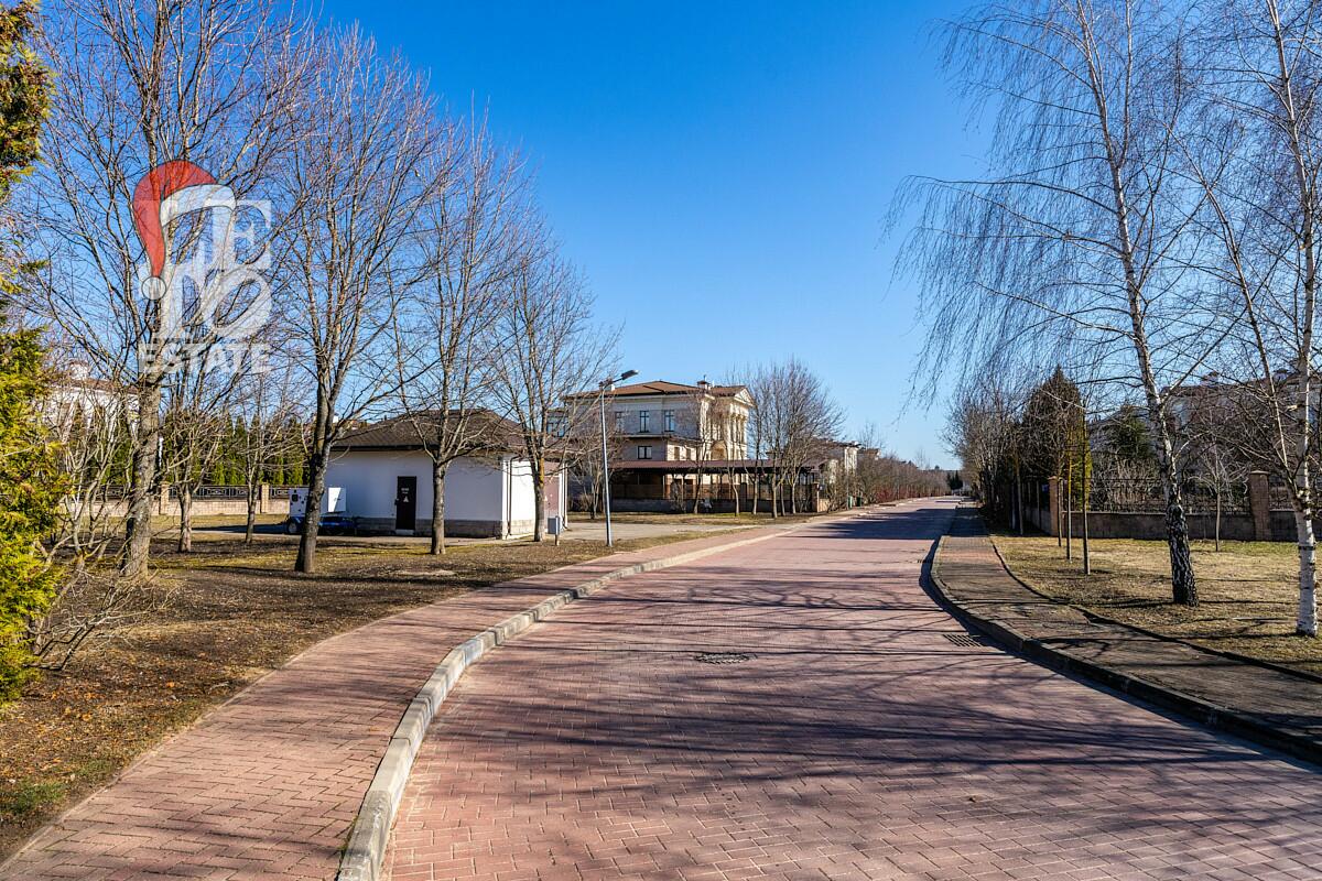 2-этажный коттедж 1 320 м² без отделки