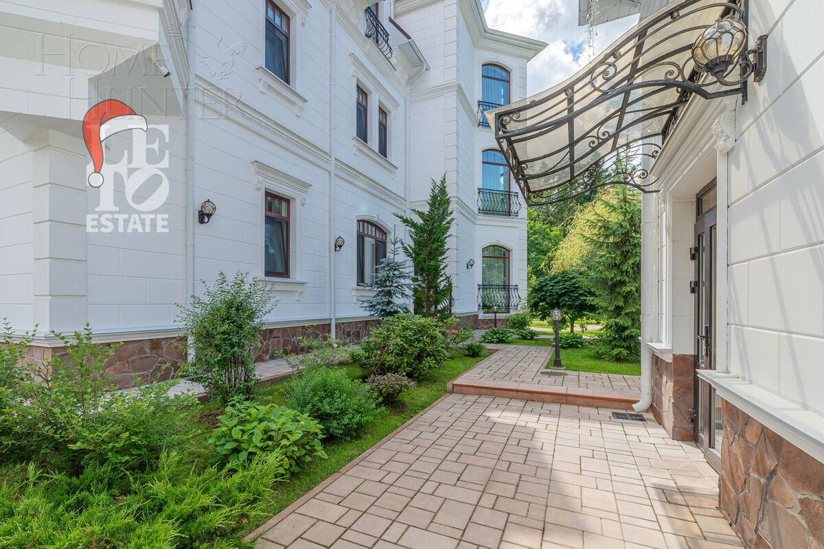 3-этажный коттедж 1 200 м² с отделкой