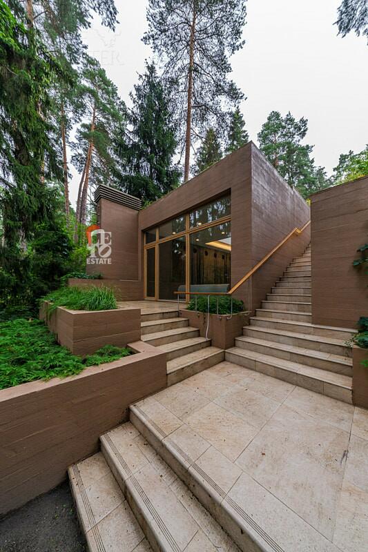 2-этажный коттедж 1 330 м² с отделкой