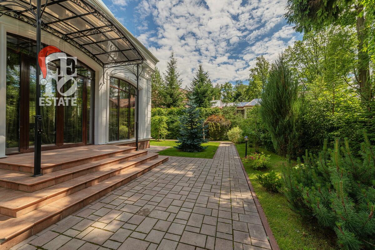 3-этажный коттедж 1 200 м² с отделкой