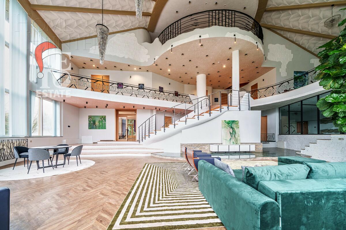 3-этажный коттедж 1 241 м² с отделкой