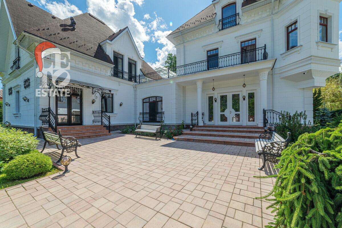 3-этажный коттедж 1 200 м² с отделкой