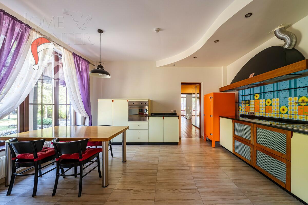 3-этажный коттедж 550 м² с отделкой