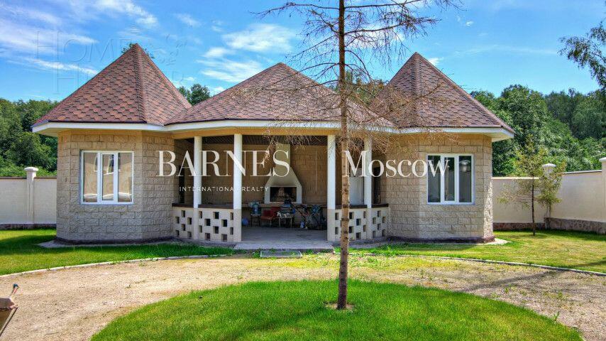 2-этажный коттедж 1 000 м² с отделкой