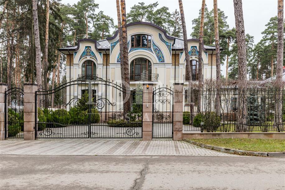 2-этажный коттедж 2 100 м² с отделкой