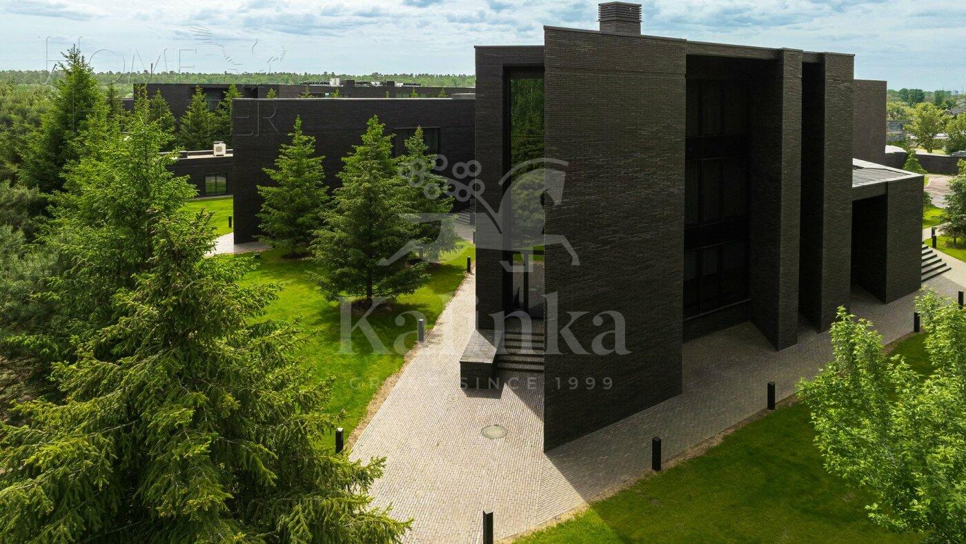 3-этажный коттедж 2 600 м² с отделкой