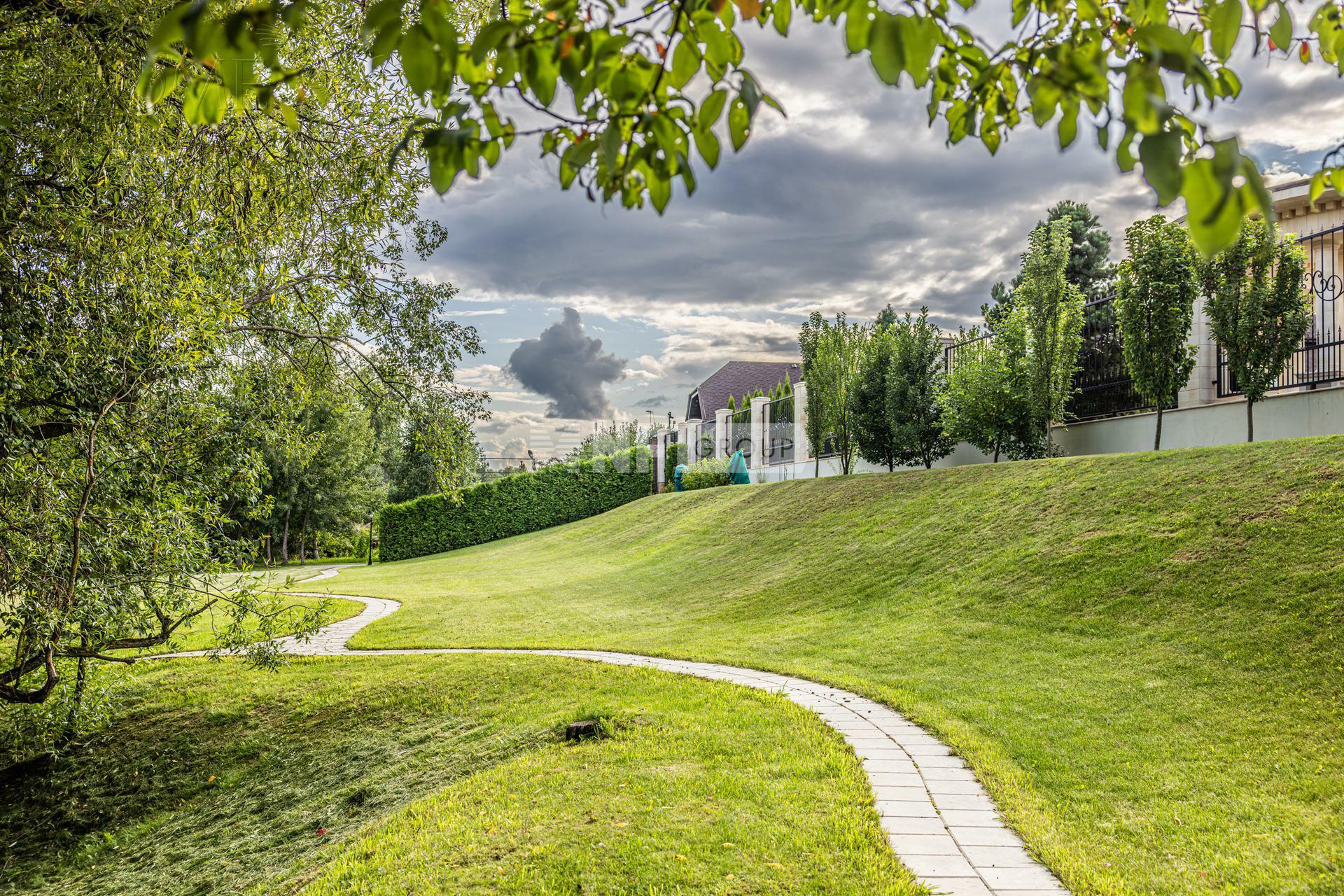 2-этажный коттедж 1 800 м² без отделки