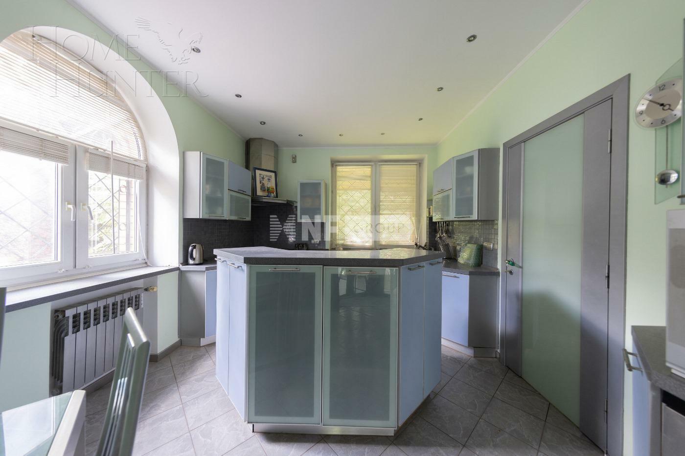 3-этажный коттедж 675 м² с отделкой