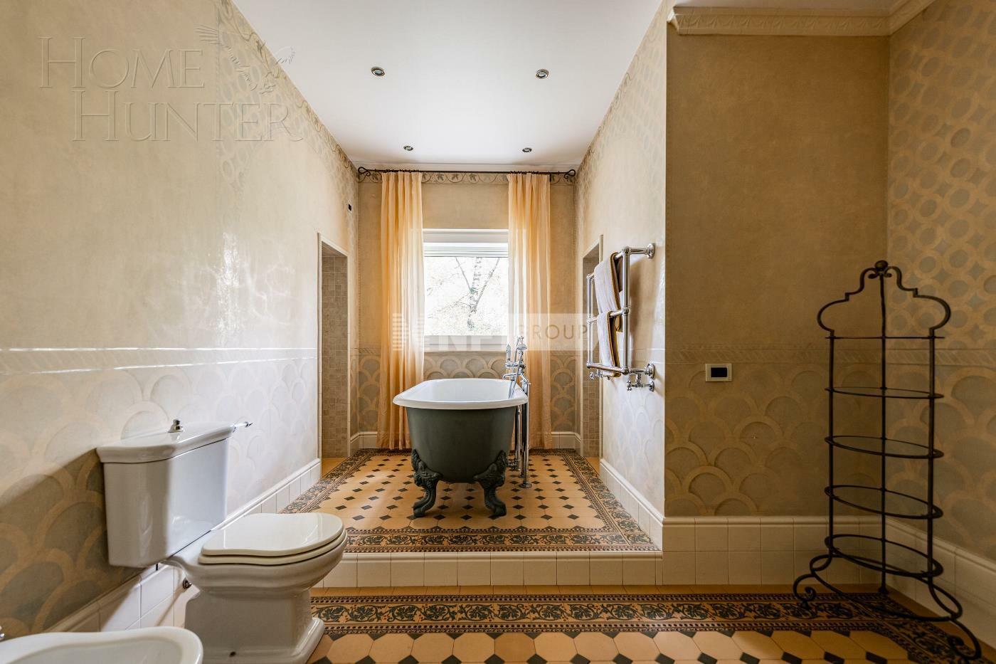 2-этажный коттедж 1 300 м² с отделкой