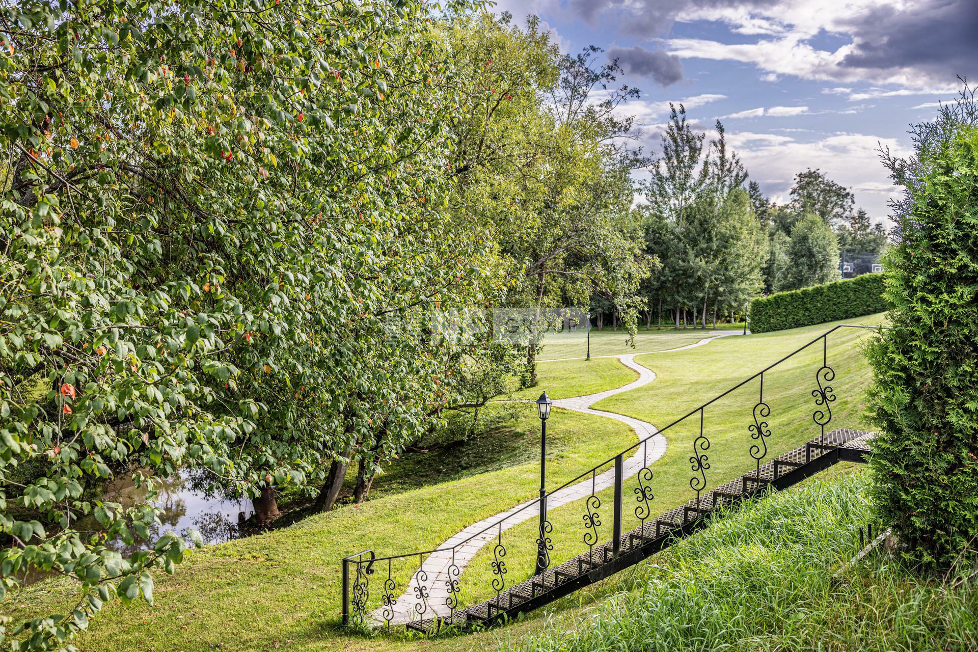 2-этажный коттедж 1 800 м² без отделки