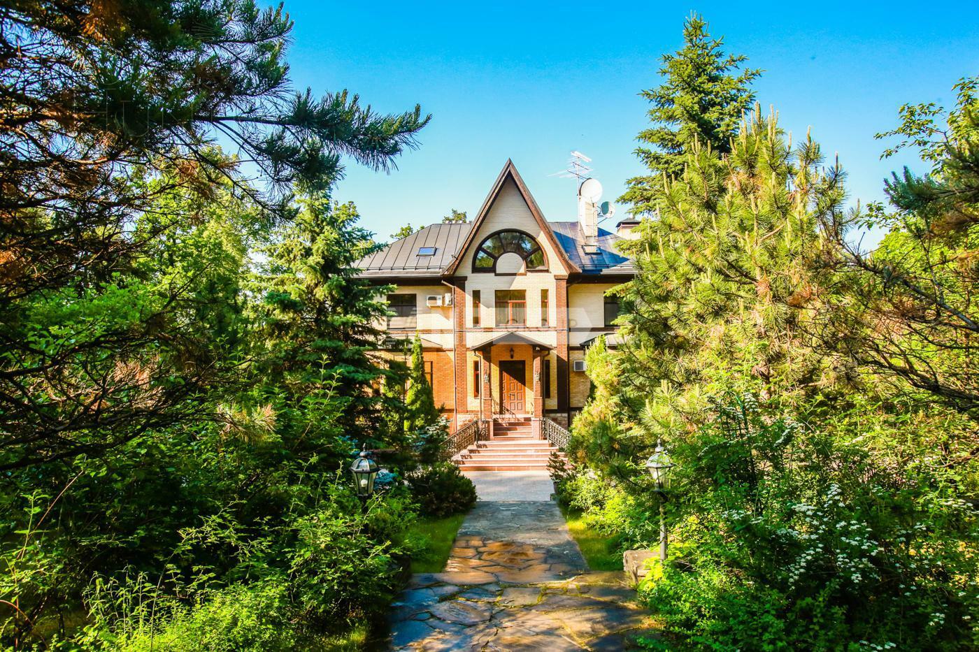 2-этажный коттедж 2 500 м² с отделкой