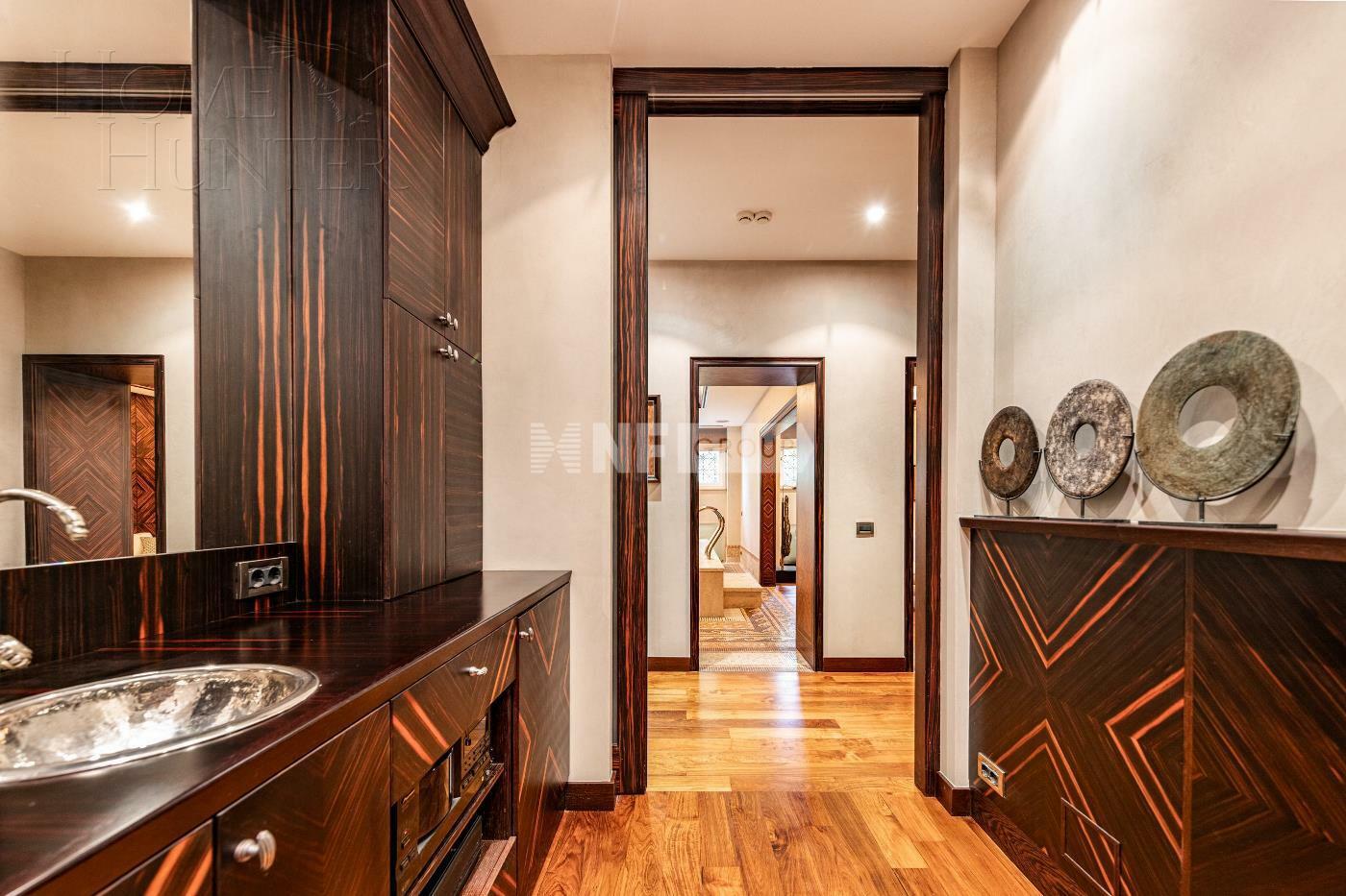 2-этажный коттедж 1 300 м² с отделкой