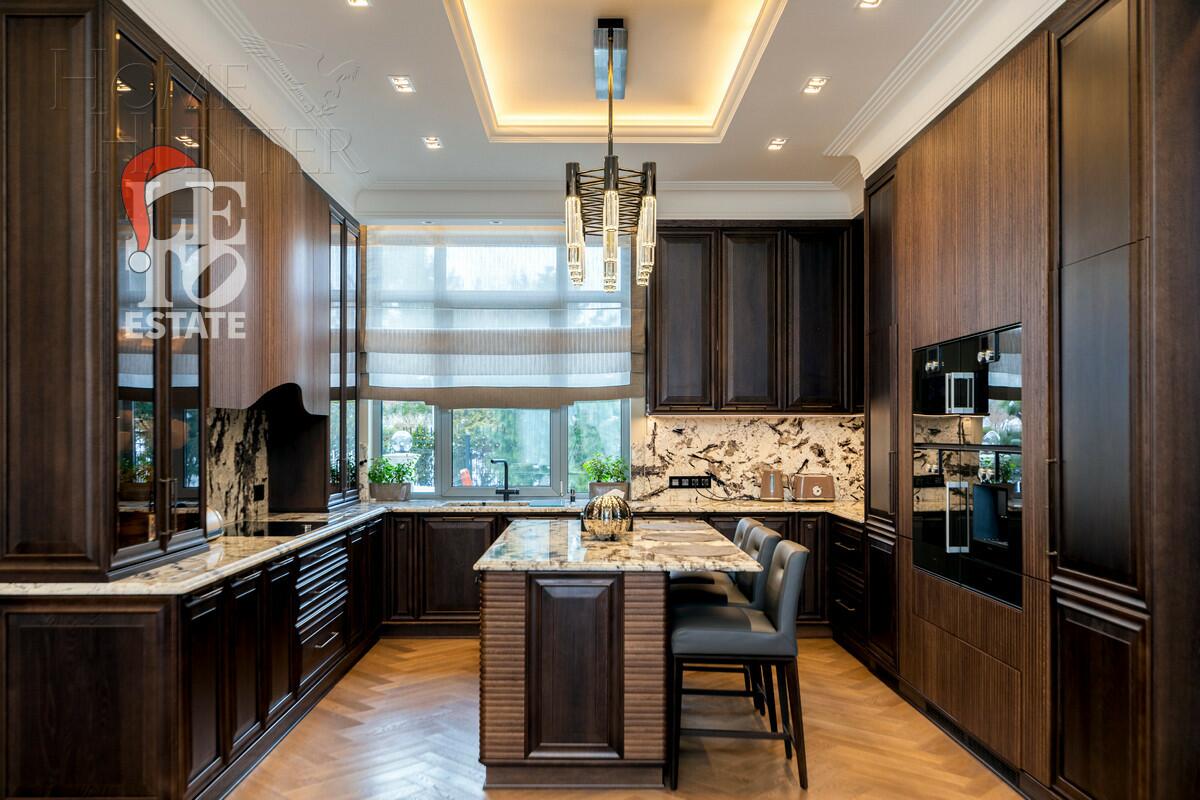 3-этажный коттедж 1 100 м² с отделкой