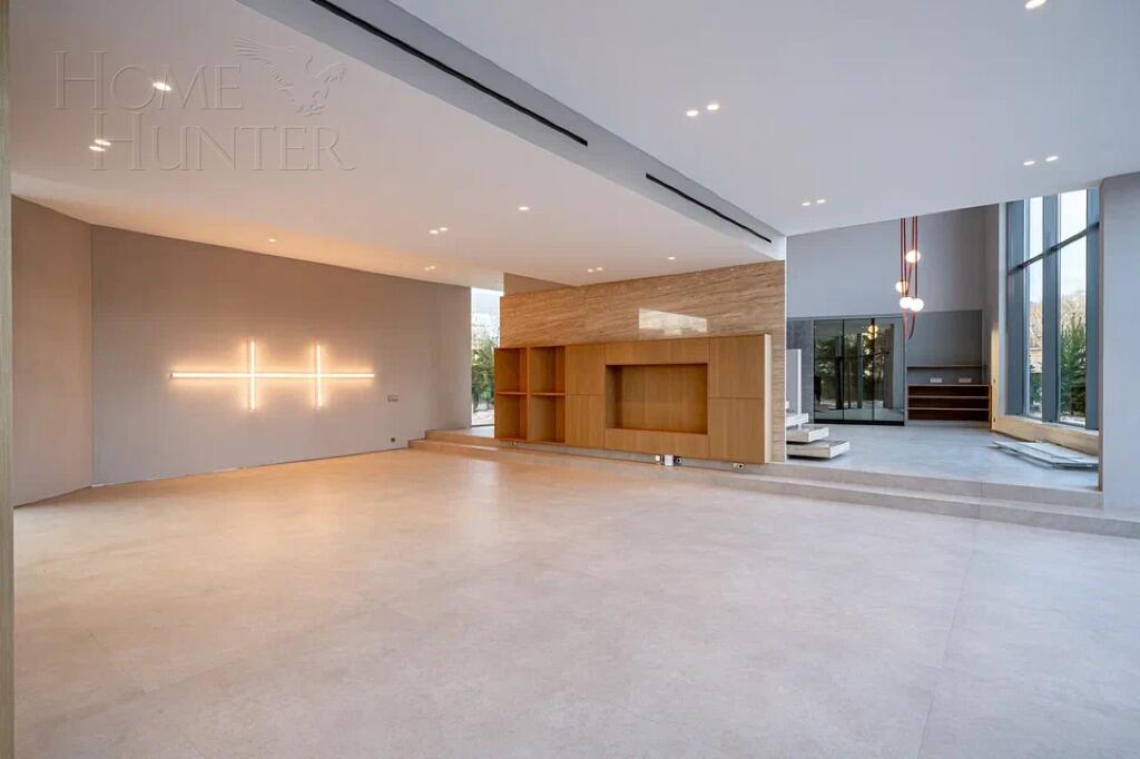 3-этажный коттедж 830 м² без отделки