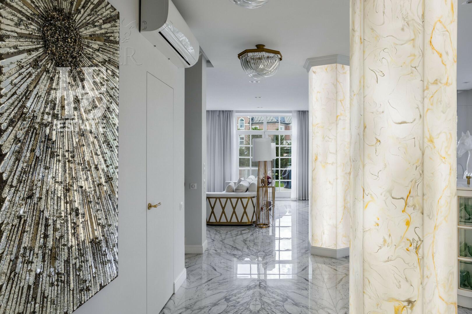 3-этажный коттедж 550 м² с отделкой