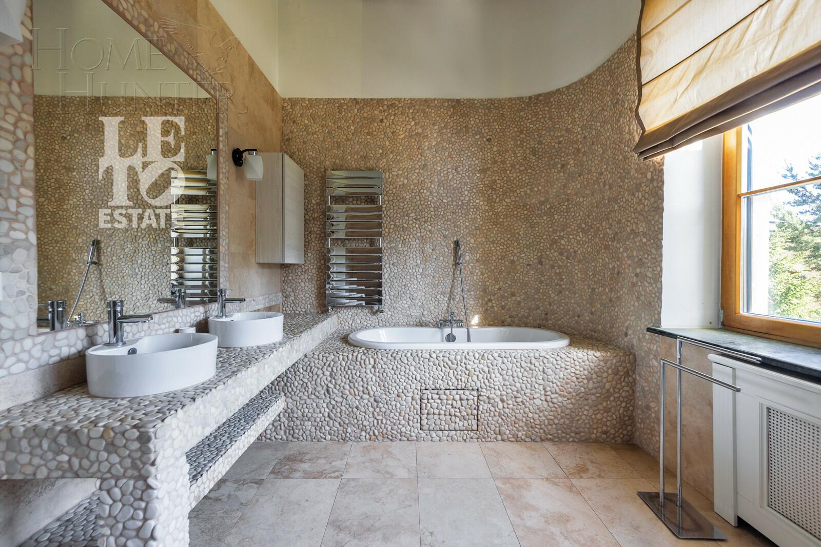 3-этажный коттедж 660 м² с отделкой