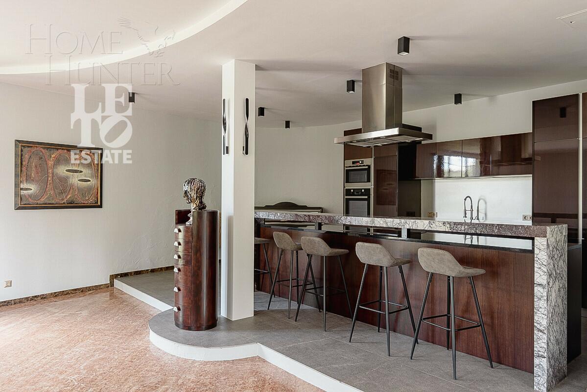 3-этажный коттедж 1 241 м² с отделкой