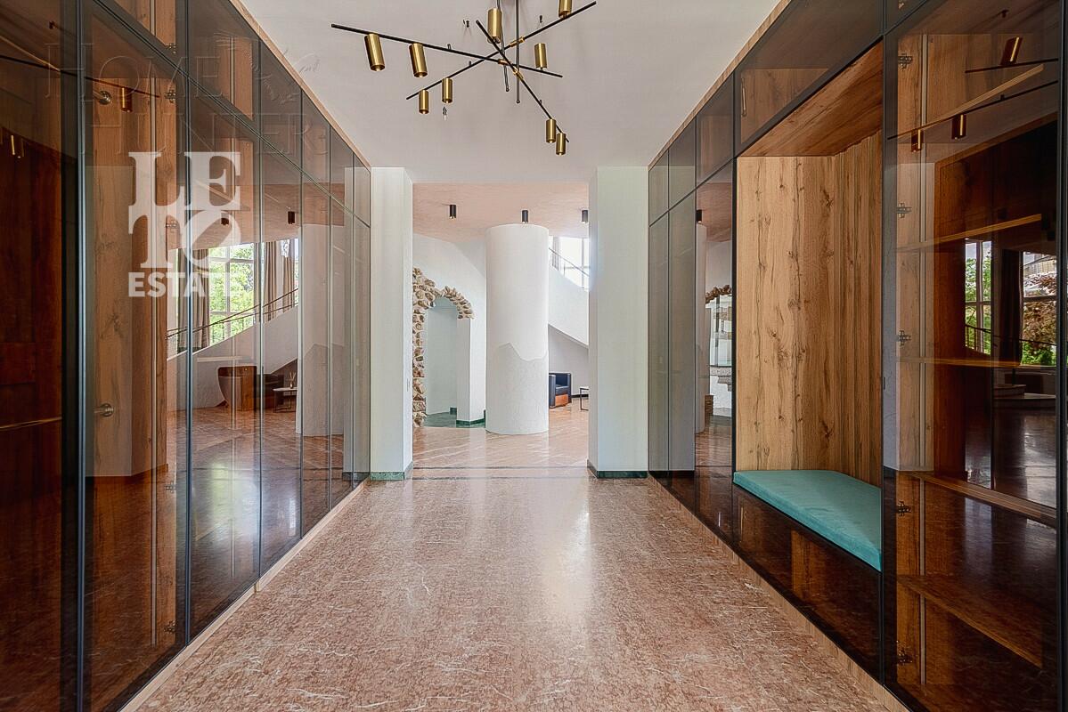 3-этажный коттедж 1 241 м² с отделкой