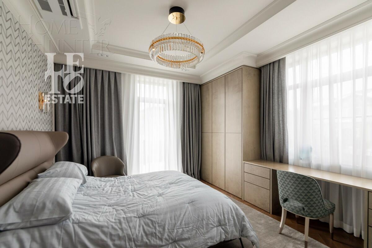 3-этажный коттедж 1 100 м² с отделкой