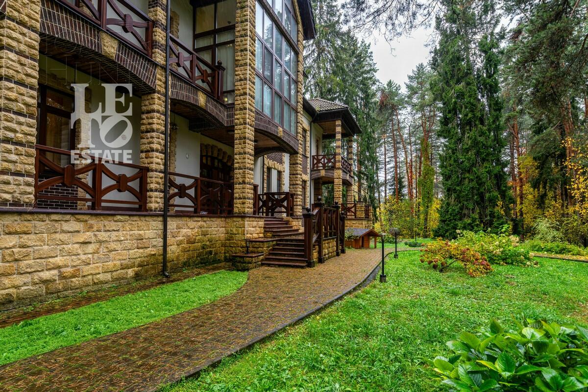 3-этажный коттедж 980 м² с отделкой