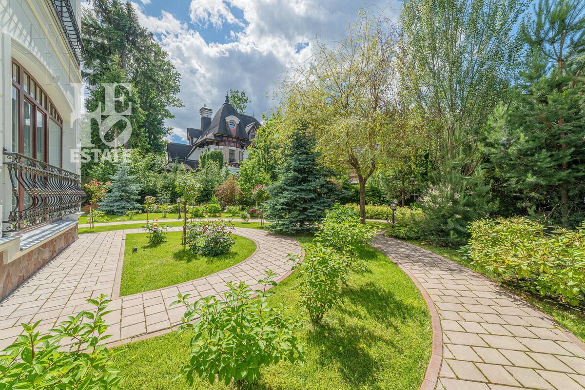 3-этажный коттедж 1 200 м² с отделкой