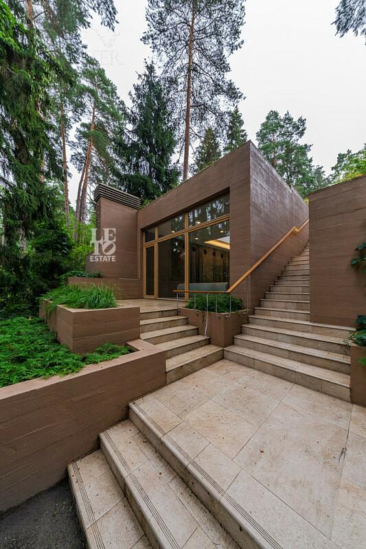 2-этажный коттедж 1 330 м² с отделкой