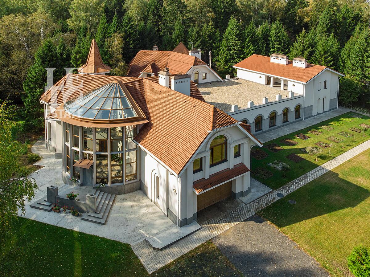 2-этажный коттедж 1 100 м² с отделкой