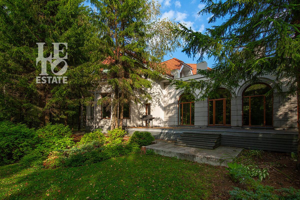 2-этажный коттедж 1 100 м² с отделкой