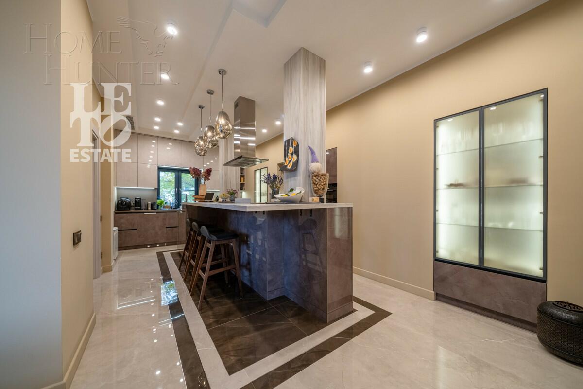 2-этажный коттедж 1 100 м² с отделкой