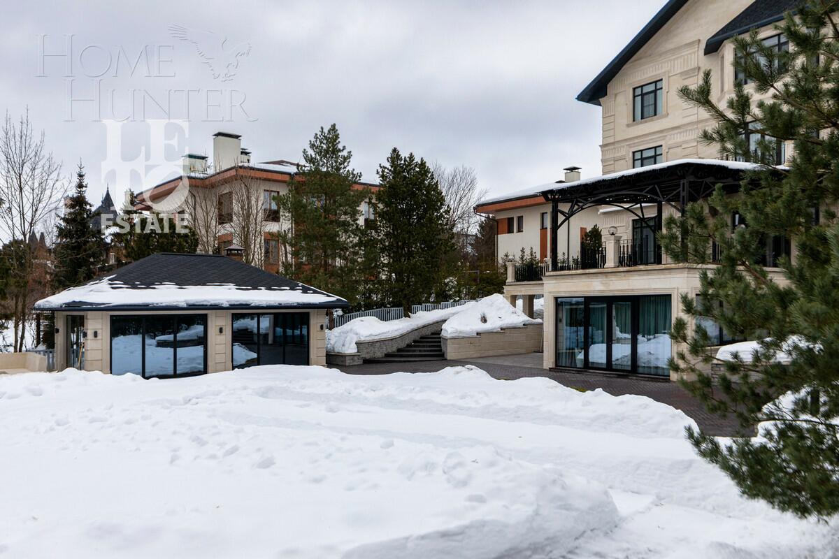 3-этажный коттедж 1 100 м² с отделкой