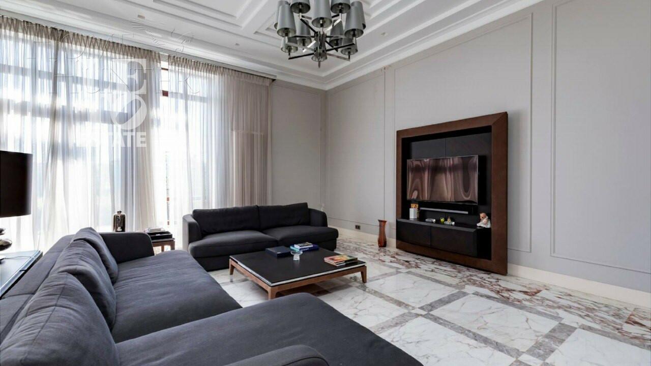 3-этажный коттедж 1 185 м² с отделкой