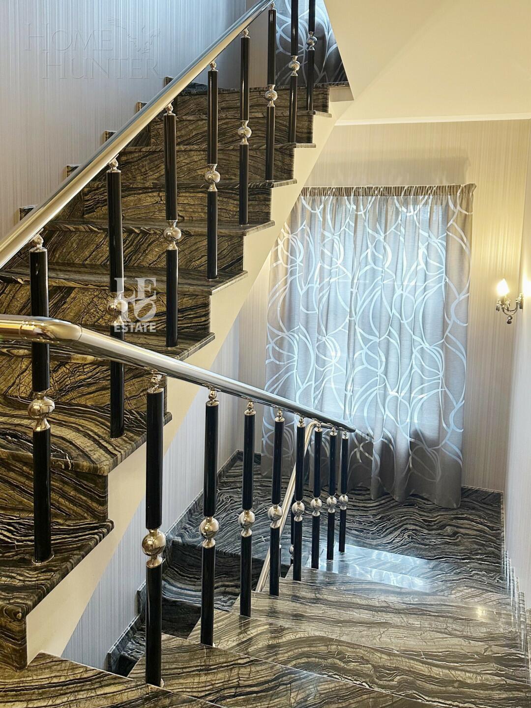 3-этажный таунхаус 293 м² с отделкой