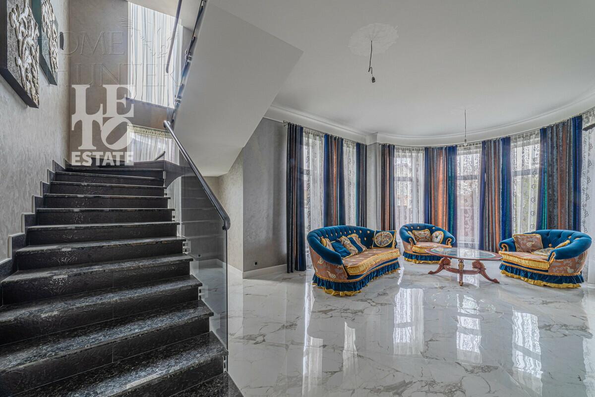 3-этажный коттедж 350 м² с отделкой