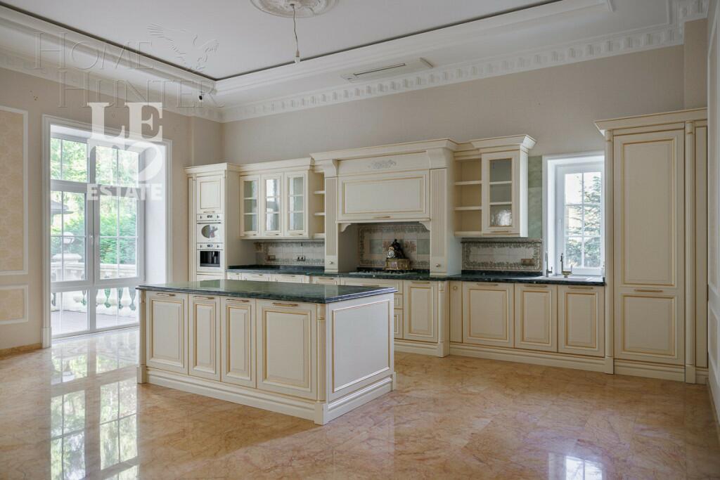 2-этажный коттедж 1 556 м² с отделкой