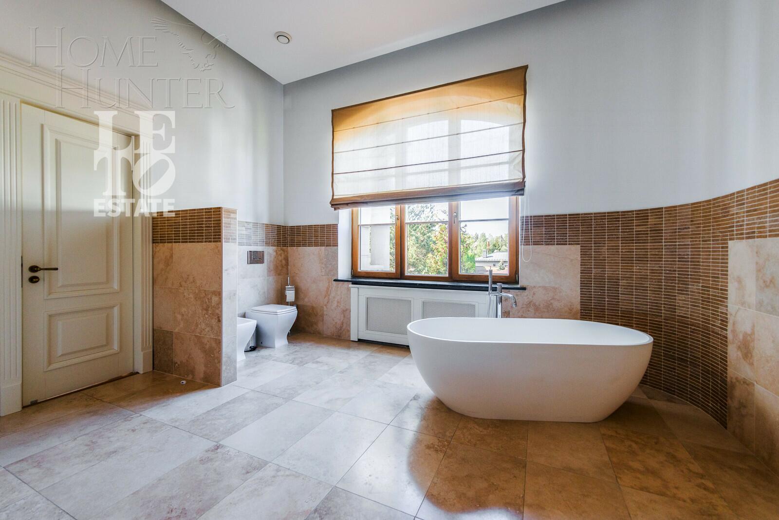 3-этажный коттедж 660 м² с отделкой