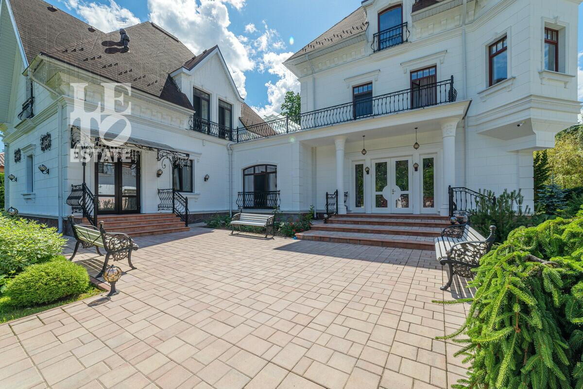 3-этажный коттедж 1 200 м² с отделкой