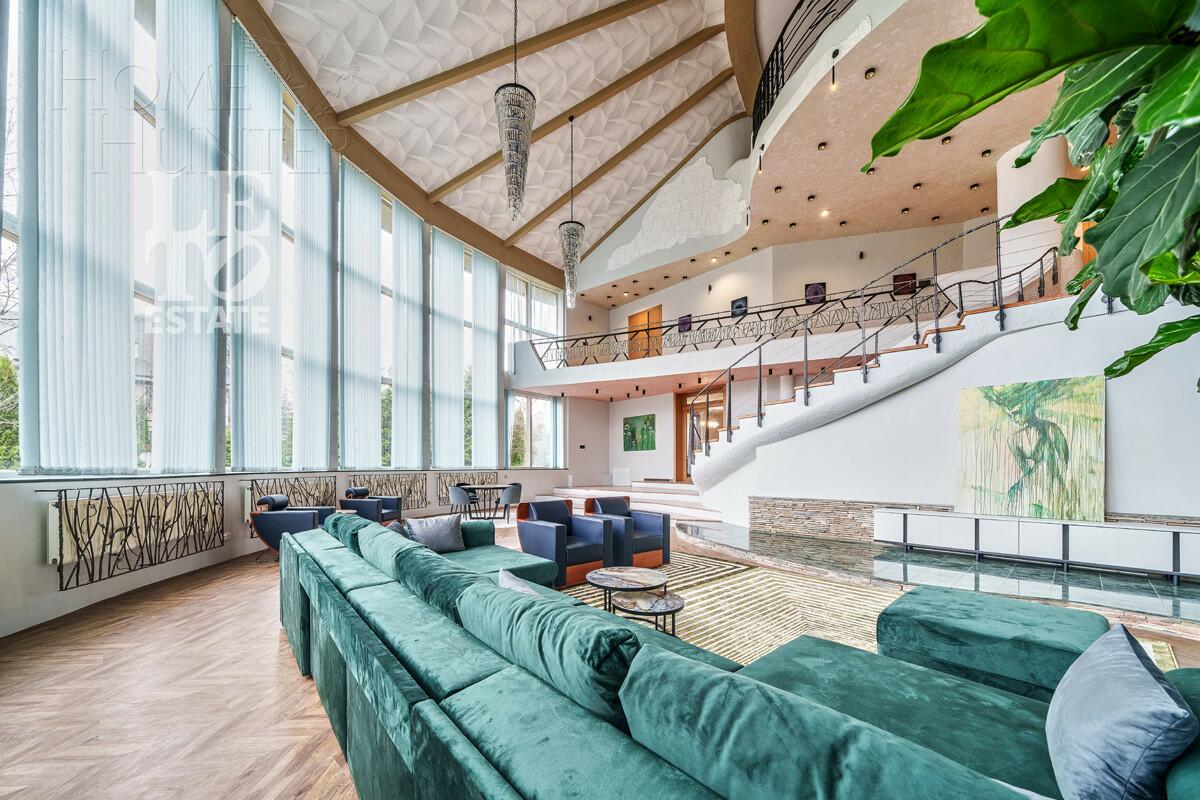 3-этажный коттедж 1 241 м² с отделкой