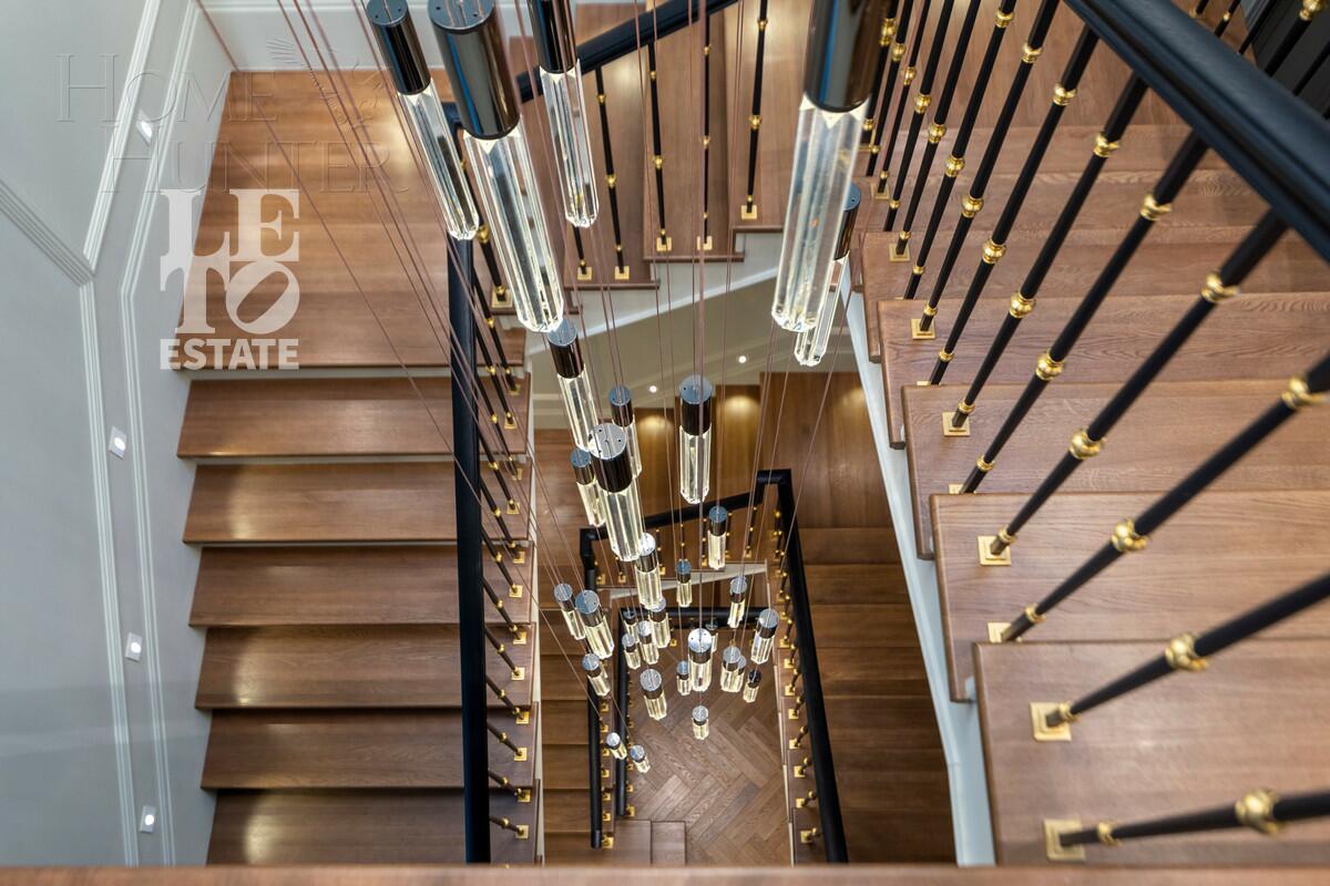 3-этажный коттедж 1 100 м² с отделкой