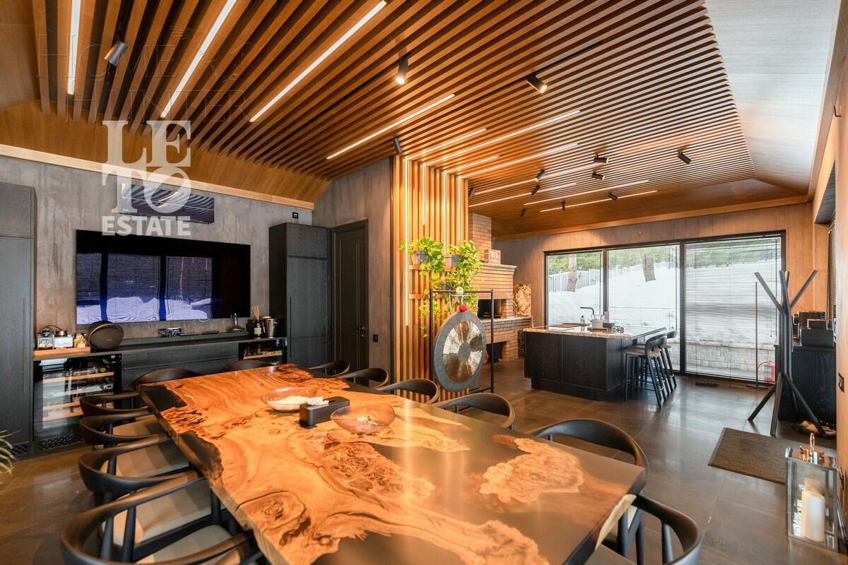 3-этажный коттедж 1 100 м² с отделкой