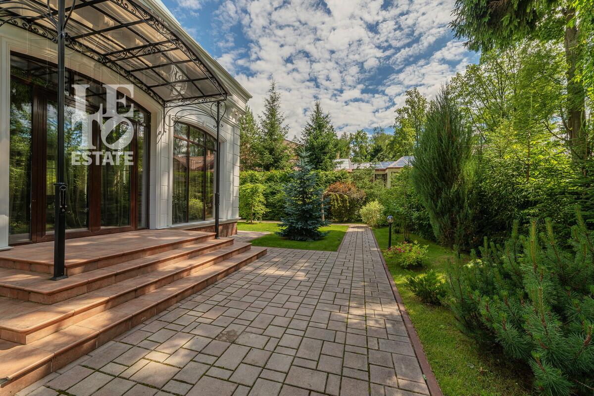 3-этажный коттедж 1 200 м² с отделкой