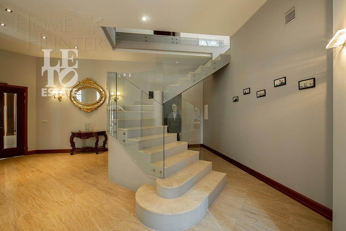 2-этажный коттедж 1 100 м² с отделкой