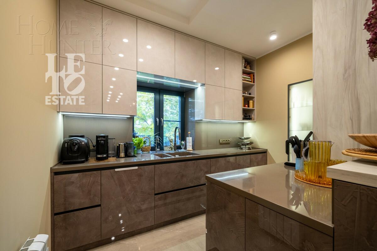 2-этажный коттедж 1 100 м² с отделкой